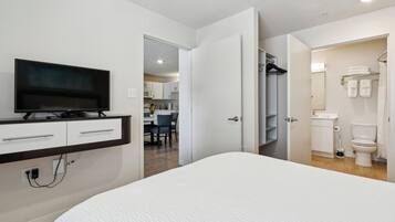 3 bedrooms, desk, iron/ironing board, travel crib