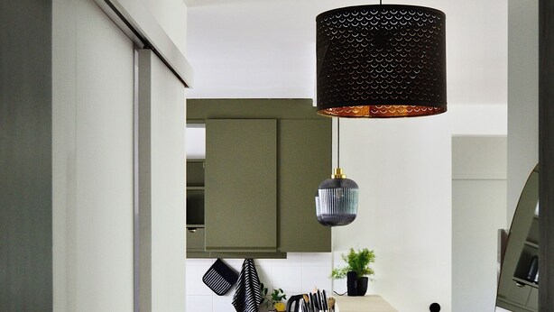 Een moderne keuken met een centraal eiland, hanglampen en een minimalistisch ontwerp.