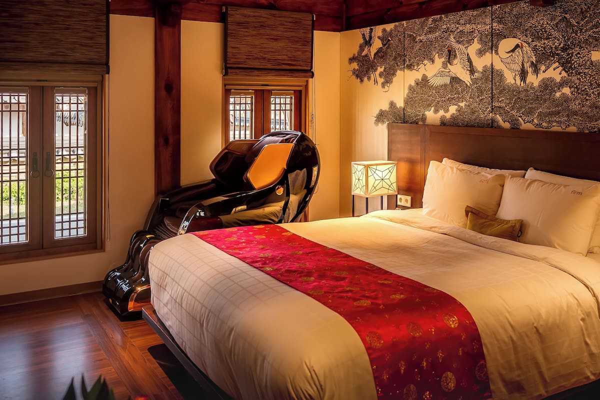 Royal Suite | Desk, laptop workspace, iron/ironing board, free WiFi