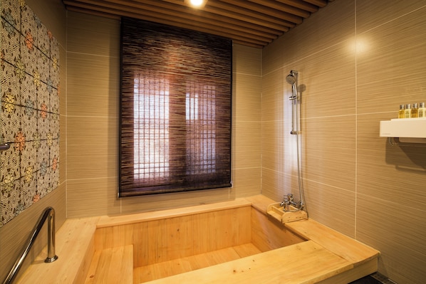Deluxe Suite | Bathroom