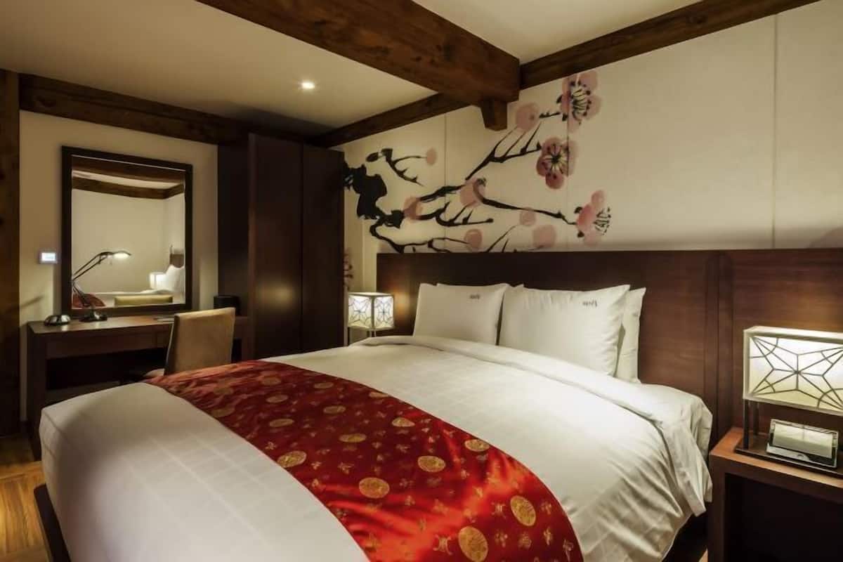 Escritorio y espacio para trabajar con laptop