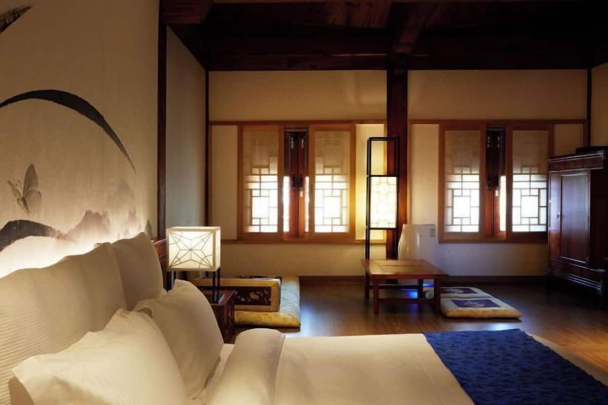 Escritorio y espacio para trabajar con laptop