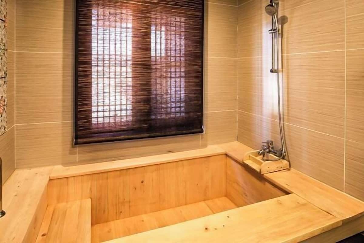 Secador de pelo, pantuflas, toallas, jabón