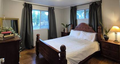 Cozy and Vintage Retreat between Brisbane and Gold Coast! Beautifully Decorated!