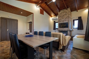 Dining - Seaside Serenity Retreat – Nea Makri by ΜΡS (Nea Makri)
