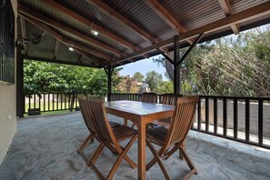 Outdoor dining - Seaside Serenity Retreat – Nea Makri by ΜΡS (Nea Makri)