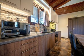 Private kitchen - Seaside Serenity Retreat – Nea Makri by ΜΡS (Nea Makri)