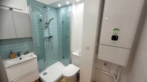 Douche, sèche-cheveux, serviettes fournies, savon