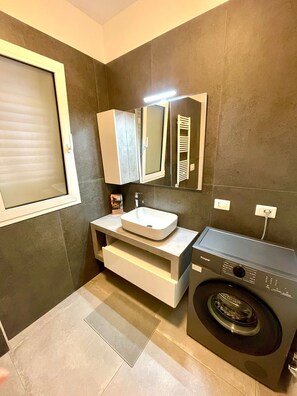 Hair dryer, bidet, towels, toilet paper - NEW! 2 Bedrooms, 2 Bathrooms, Free Car Box 100m from the sea (Alba Adriatica)