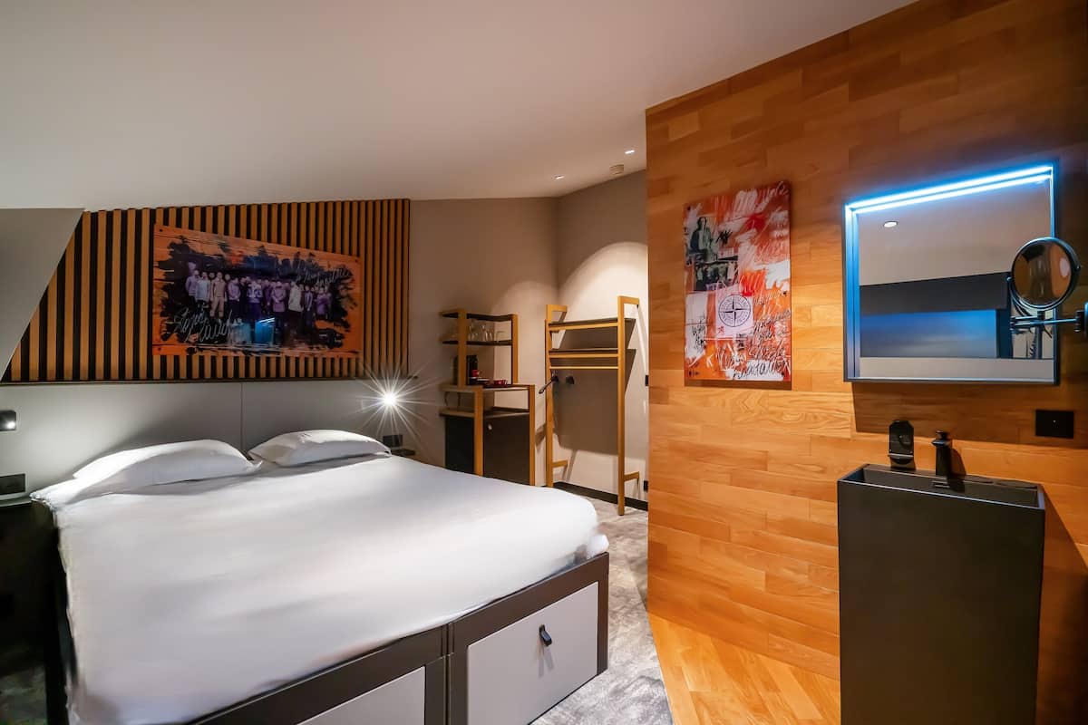 Superior-værelse med dobbeltseng eller 2 enkeltsenge | Premium-sengetøj, minibar, pengeskab på værelset, individuelt design