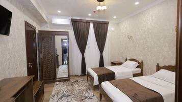 Standaard Twin kamer | Een kluis op de kamer, een bureau, een laptopwerkplek