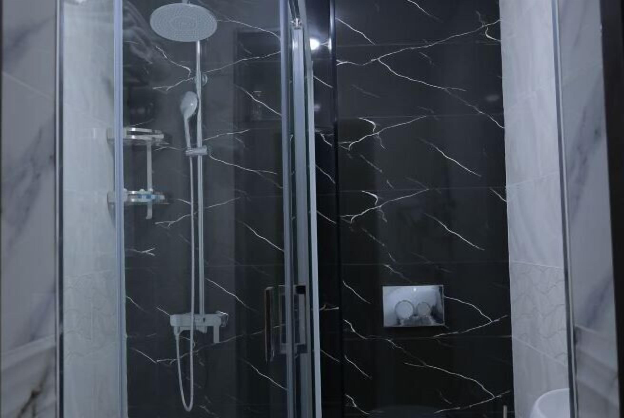 Dusj, toalettartikler (inkludert), hårføner og tøfler