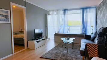 Apartment, 1 Bedroom, Balcony, Garden View | Living room | Books