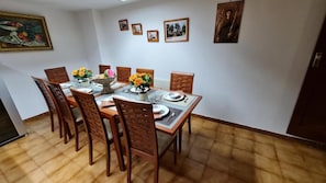 Villa, 5 Bedrooms, Private Pool, Garden View | Dining room