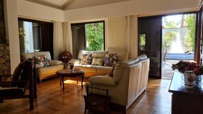 Villa, 5 chambres, piscine privée, vue jardin | Salle de séjour