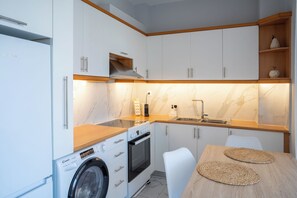 Kylskåp, ugn, kaffe- och tebryggare och brödrost