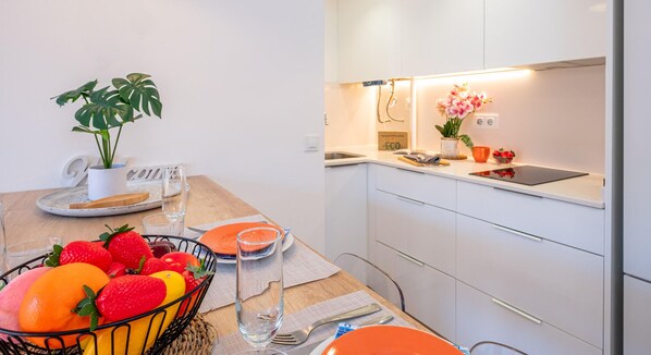 Kühlschrank, Mikrowelle, Herdplatte, Wasserkocher mit Kaffee-/Teezubehör