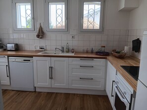 Kjøleskap, mikrobølgeovn, ovn og kokeplater