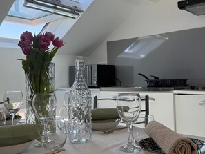 Micro-ondes, plaque de cuisson, cafetiĂšre/bouilloire
