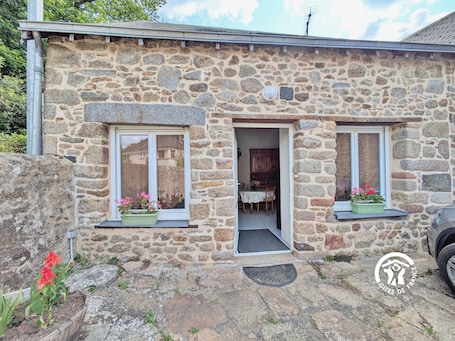 Exterior detail. Cottage in Alexain near the lock, pets allowed, parking, max 6 ppl