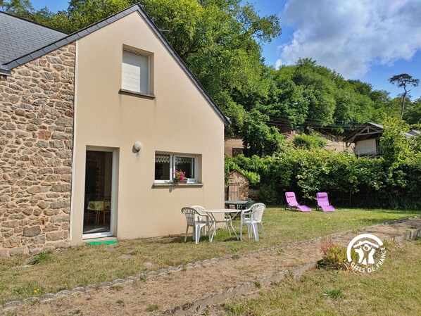 Outdoor dining - Cottage in Alexain near the lock, pets allowed, parking, max 6 ppl (Alexain)