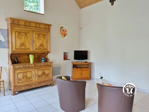 TV - Cottage in Alexain near the lock, pets allowed, parking, max 6 ppl (Alexain)