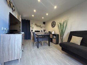 TV - 2-room apartment, pool and parking, Saint Pierre la Mer (Fleury-Saint-Pierre-la-Mer)