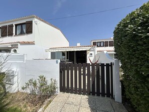 Exterior - Cozy house 300m from the ocean with terrace and private parking (Saint-Hilaire-de-Riez)