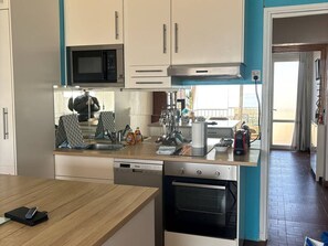 Kühlschrank, Mikrowelle, Ofen, Geschirrspüler