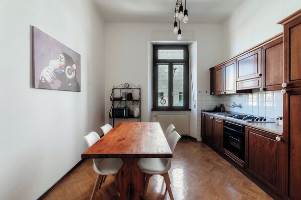 Exclusief appartement, balkon, uitzicht op de stad | Privékeuken | Een koelkast, een oven, een kookplaat, kookgerei, borden en bestek