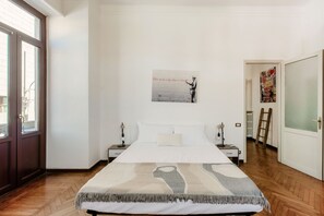 Apartamento exclusivo, balcón, vistas a la ciudad | Edredones de plumas, tabla de planchar con plancha, wifi gratis