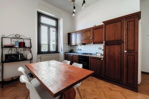 Exclusive-lejlighed - balkon - byudsigt | Privat køkken | Køleskab, ovn, kogeplade, køkkentøj/tallerkener/redskaber