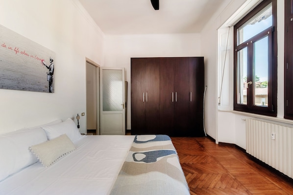 Appartement Exclusif, balcon, vue ville | Couette en duvet d'oie, fer et planche à repasser, Wi-Fi gratuit