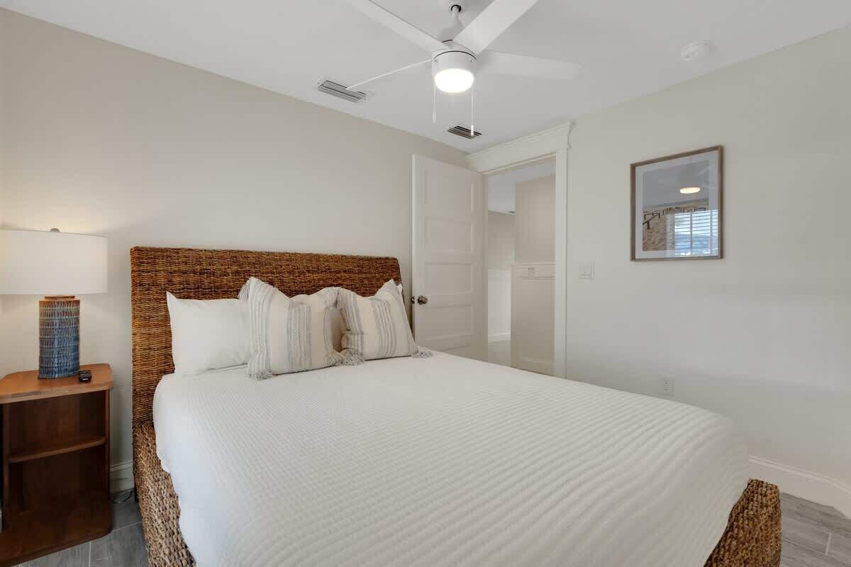 5 habitaciones, tabla de planchar con plancha y cuna de viaje 