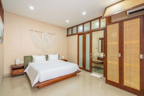 Deluxe Villa | Iron/ironing board