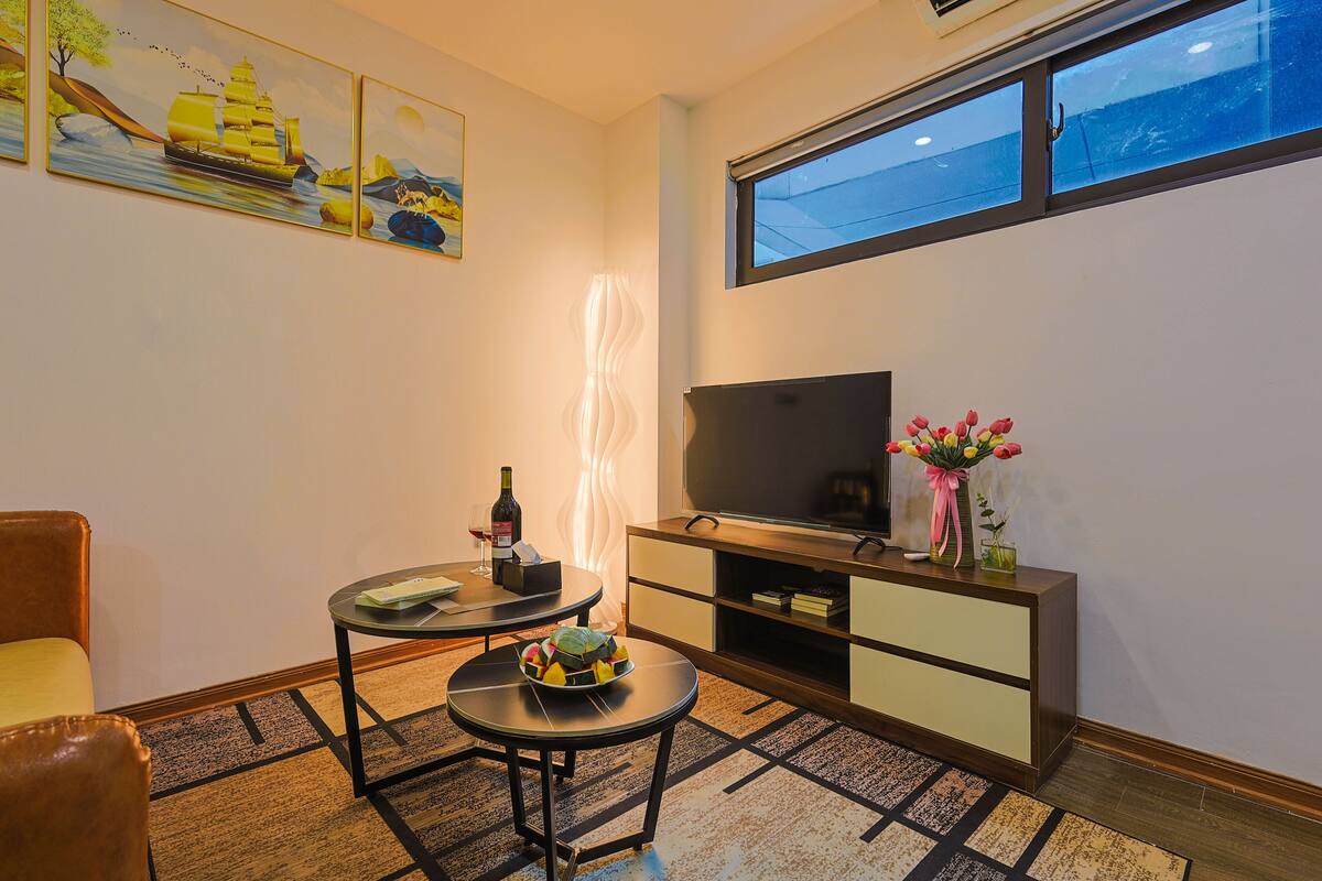 Eenvoudig appartement, 1 slaapkamer, balkon, uitzicht op stad | Woonruimte | Een 40-inch flatscreentelevisie met kabelzenders