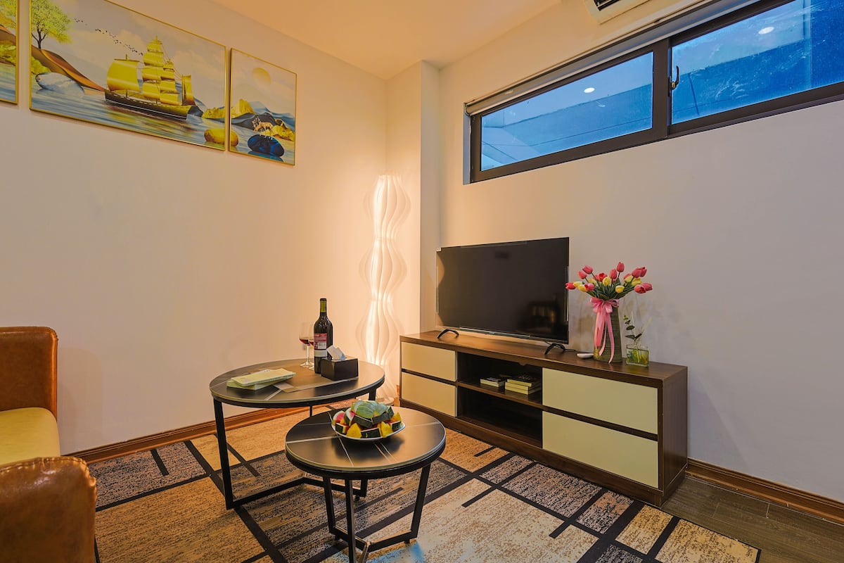Basic Apartment, 1 Bedroom, Balcony, City View | Living area