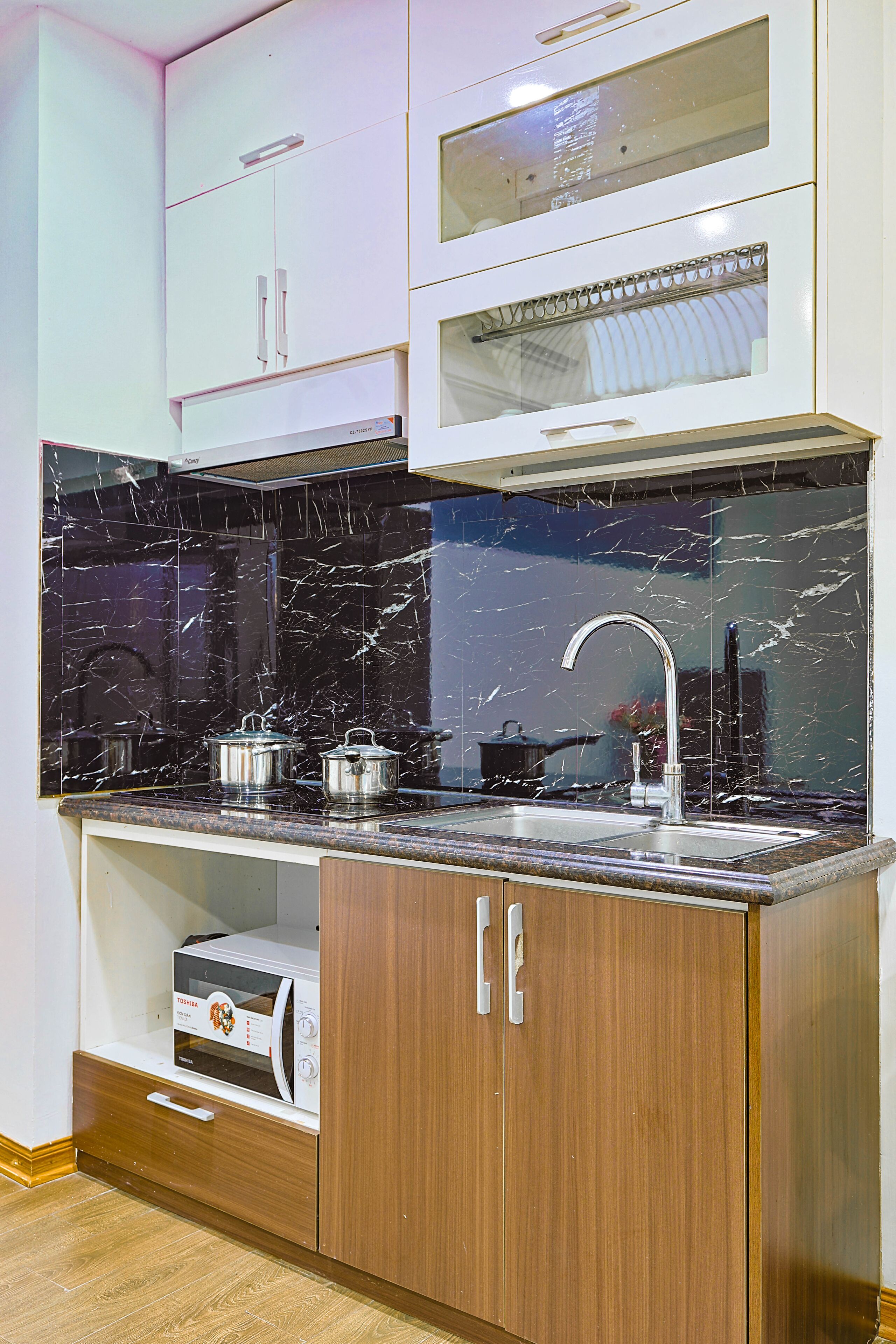 Geladeira, micro-ondas, cooktop, talheres/pratos/utensílios de cozinha