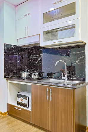 Fridge, microwave, stovetop, cookware/dishes/utensils - Vega Hanoi Hotel- Apartment (Hanoi)