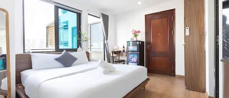 Studio Grand | Nệm có lớp đệm bông, bàn, khu vực làm việc phù hợp cho laptop