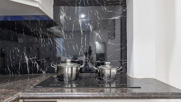 Estúdio grand | Cozinha privada | Geladeira, micro-ondas, cooktop, talheres/pratos/utensílios de cozinha