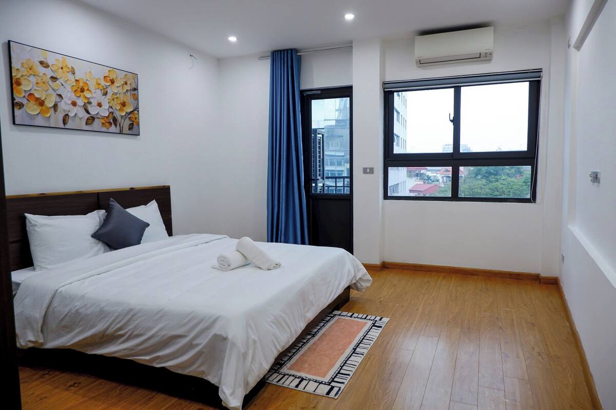 Appartement de base, 1 chambre, balcon | Lit avec matelas à plateau-coussin, bureau