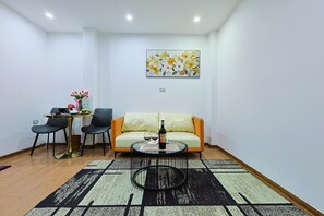 Basic-Apartment, 1 Schlafzimmer, Balkon, Stadtblick | Wohnbereich