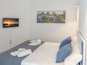 Life70014 - Urban | Desk, laptop workspace, blackout drapes, soundproofing