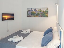 Life70014 - Urban | Desk, laptop workspace, blackout drapes, soundproofing