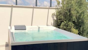 Life70014 - Skyline | Tina de hidromasaje privada