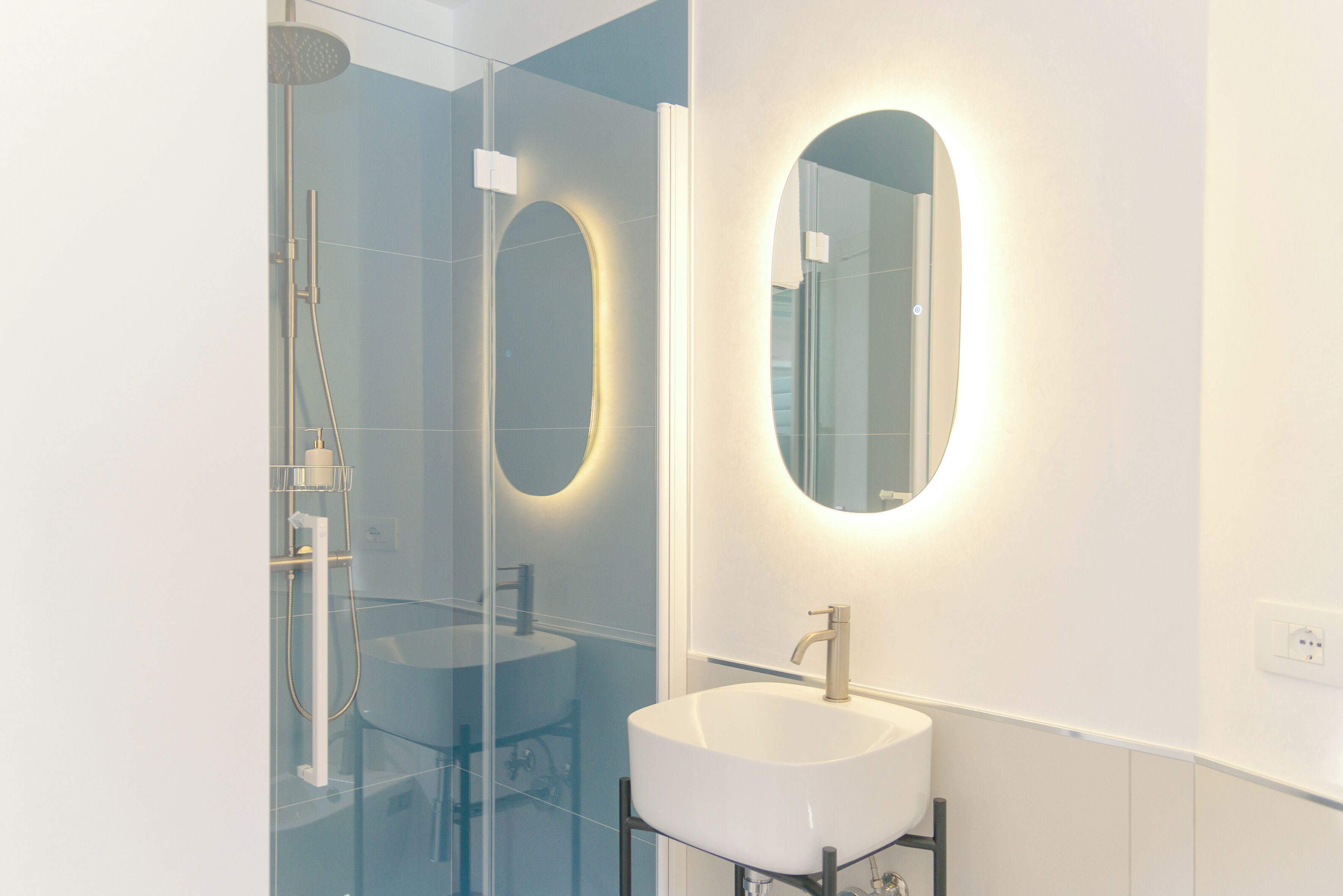 Life70014 - Street | Badezimmer | Kostenlose Toilettenartikel, Haartrockner, Handtücher, Seife