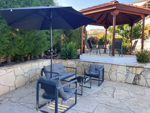Vila, 4 quartos, piscina particular, vista para o jardim | Terraço/pátio