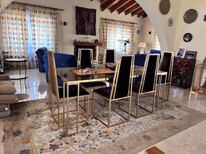 Villa, 4 habitaciones, piscina privada, vistas al jardín | Sala de estar