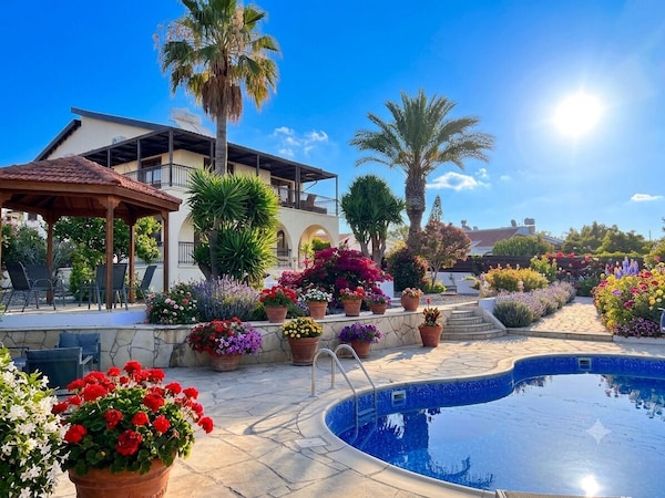 Charming Erimi Villa With Private Pool And Garden View - Chypre
